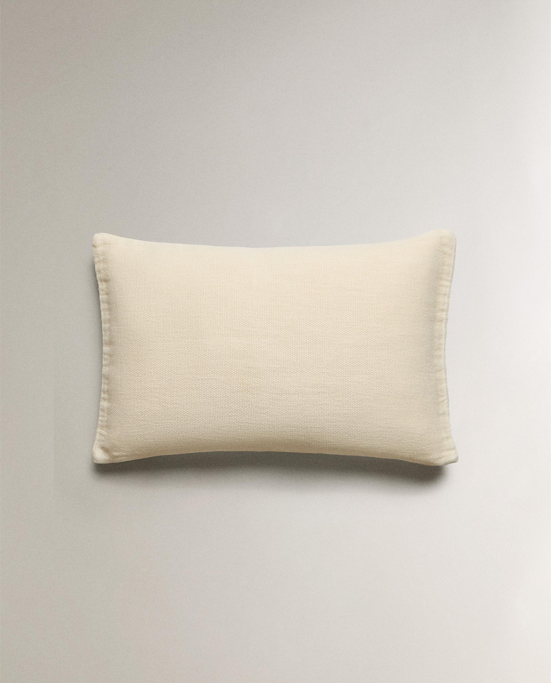 クッションカバー ZARAHOME  Cushion Cover ベッドルームにふさわしいクッションカバー | Zara Home 日本