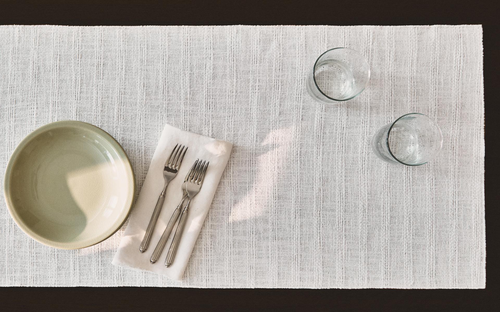 TISCHLÄUFER AUS LEINEN MIT TEXTUR TISCHLÄUFER AUS LEINEN MIT TEXTUR