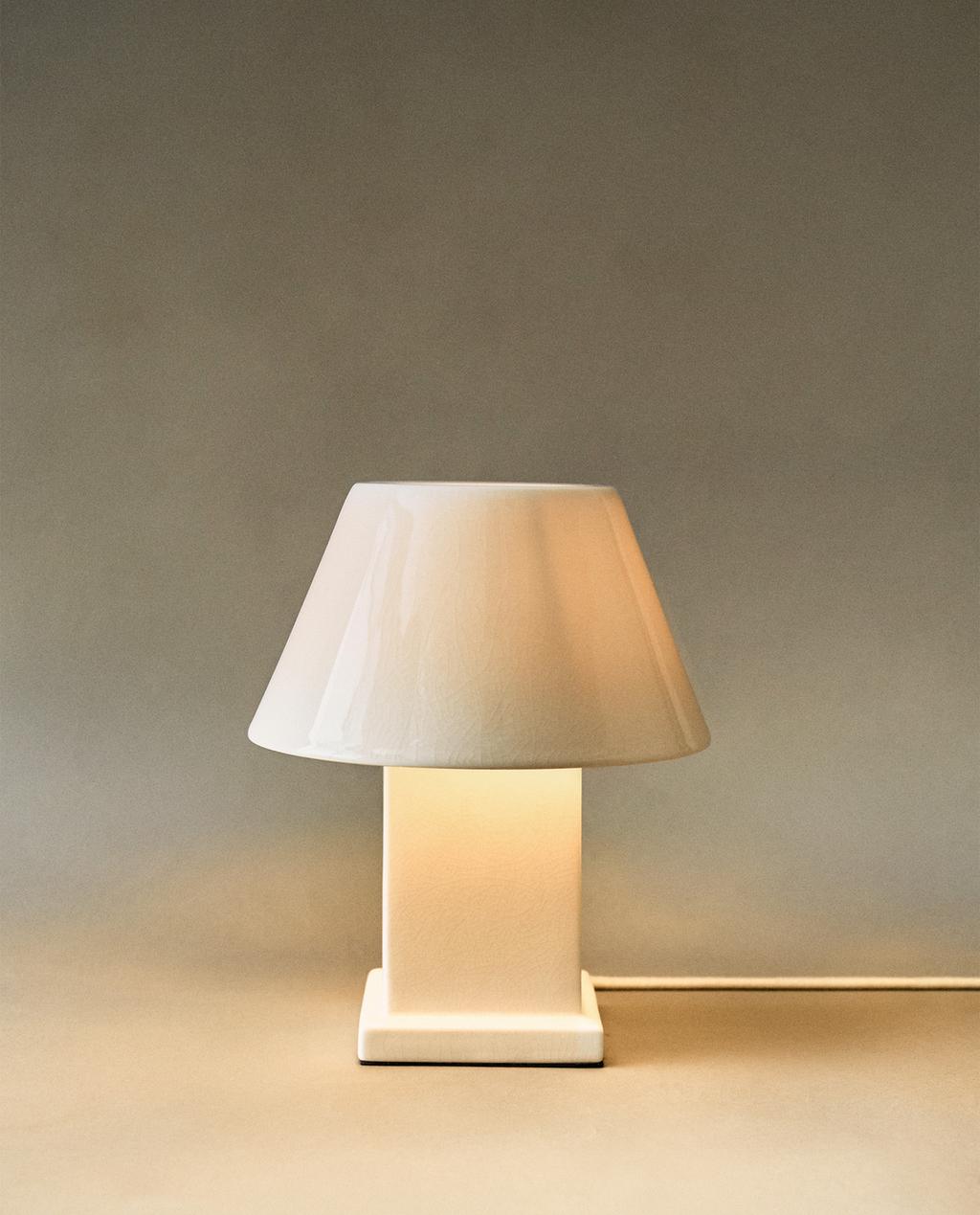 SMALL CERAMIC TABLE LAMP