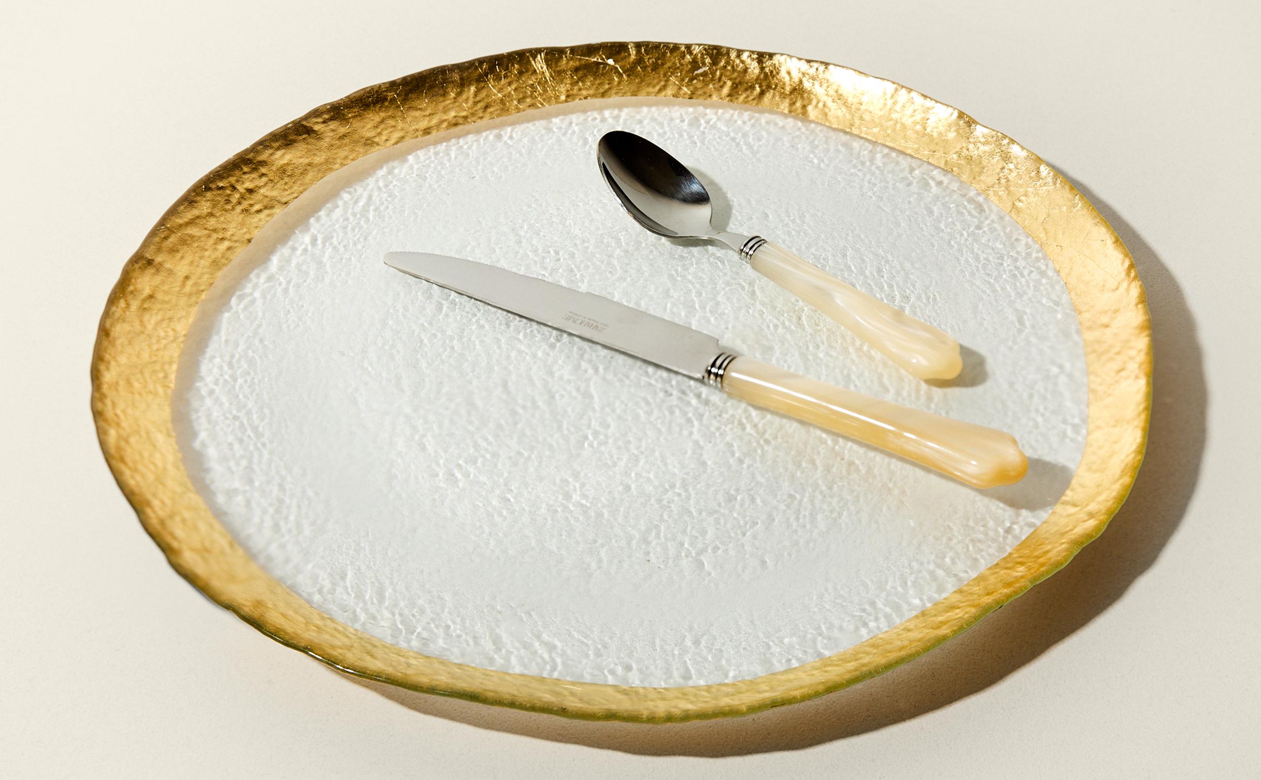 GOLD-RIMMED GLASS CHARGER PLATE