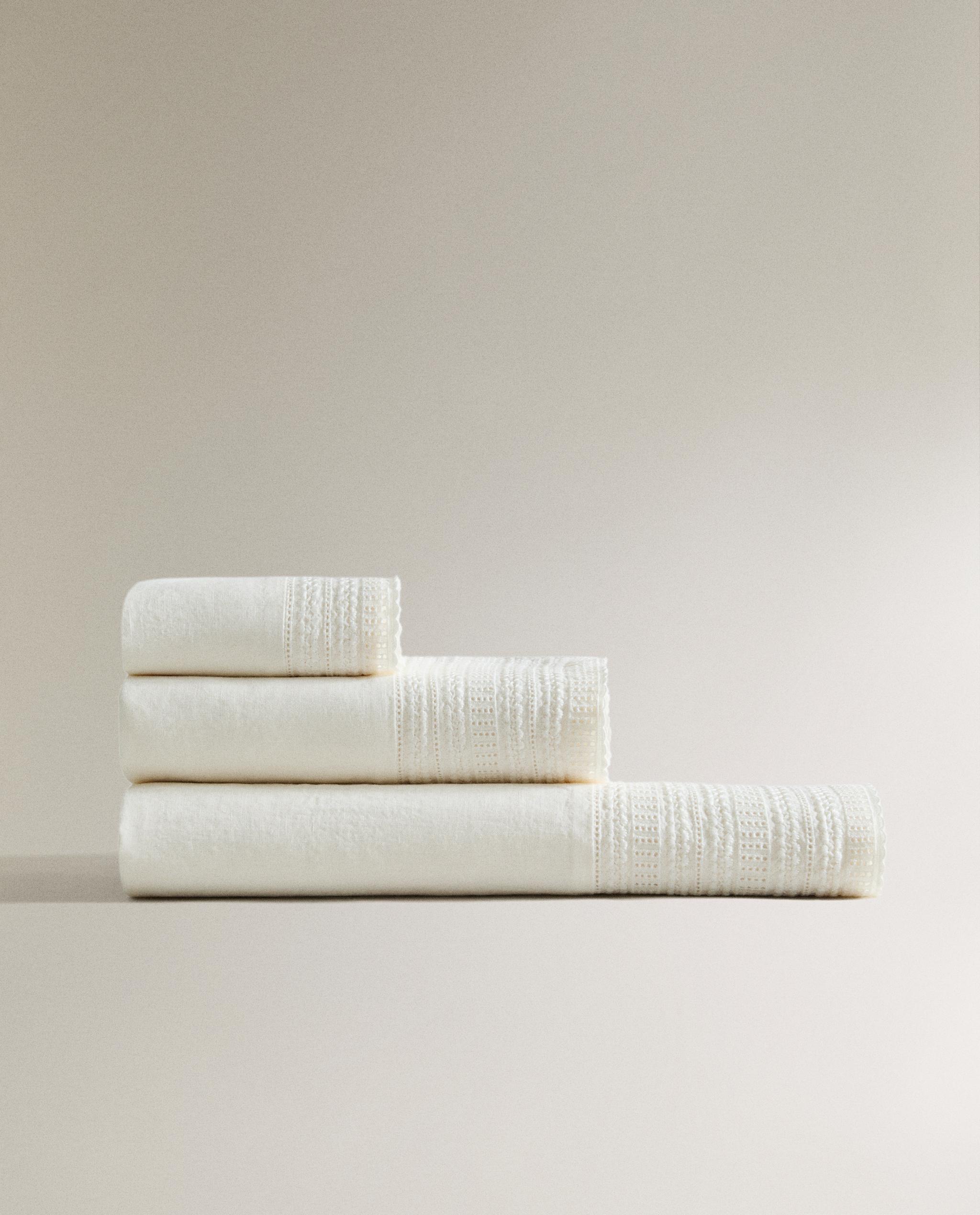 TOWEL WITH EMBROIDERED LINEN BORDER product thumbnail 2