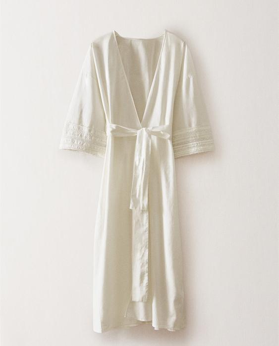 MORGENMANTEL MIT SPITZE MORGENMANTEL MIT SPITZE