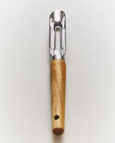 مقشرة مطبخ بمقبض خشب