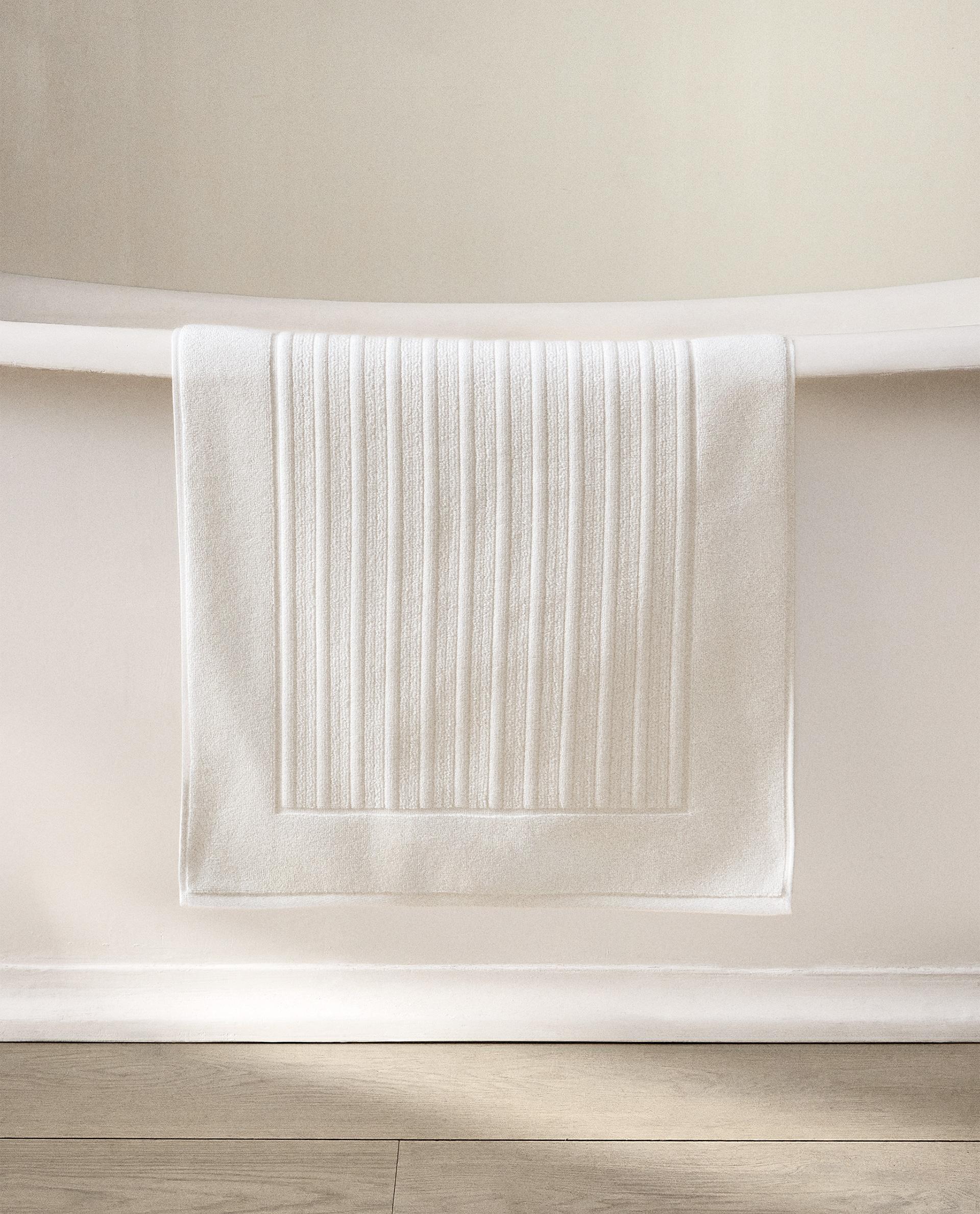 VELOUR BATH MAT WITH STRIPED TEXTURE VELOUR BATH MAT WITH STRIPED TEXTURE