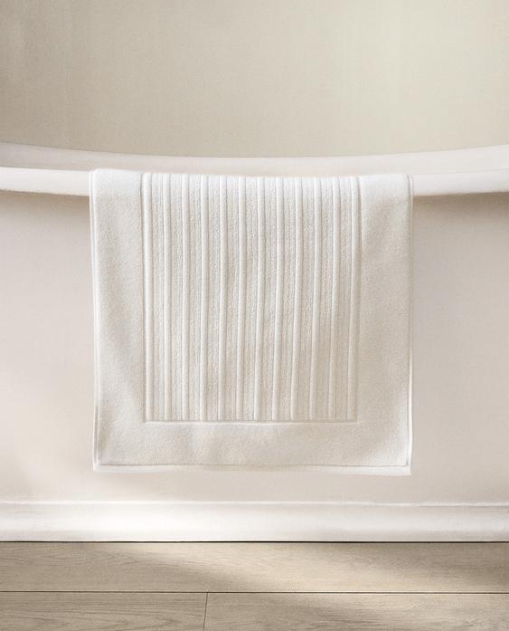 VELOUR BATH MAT WITH STRIPED TEXTURE VELOUR BATH MAT WITH STRIPED TEXTURE