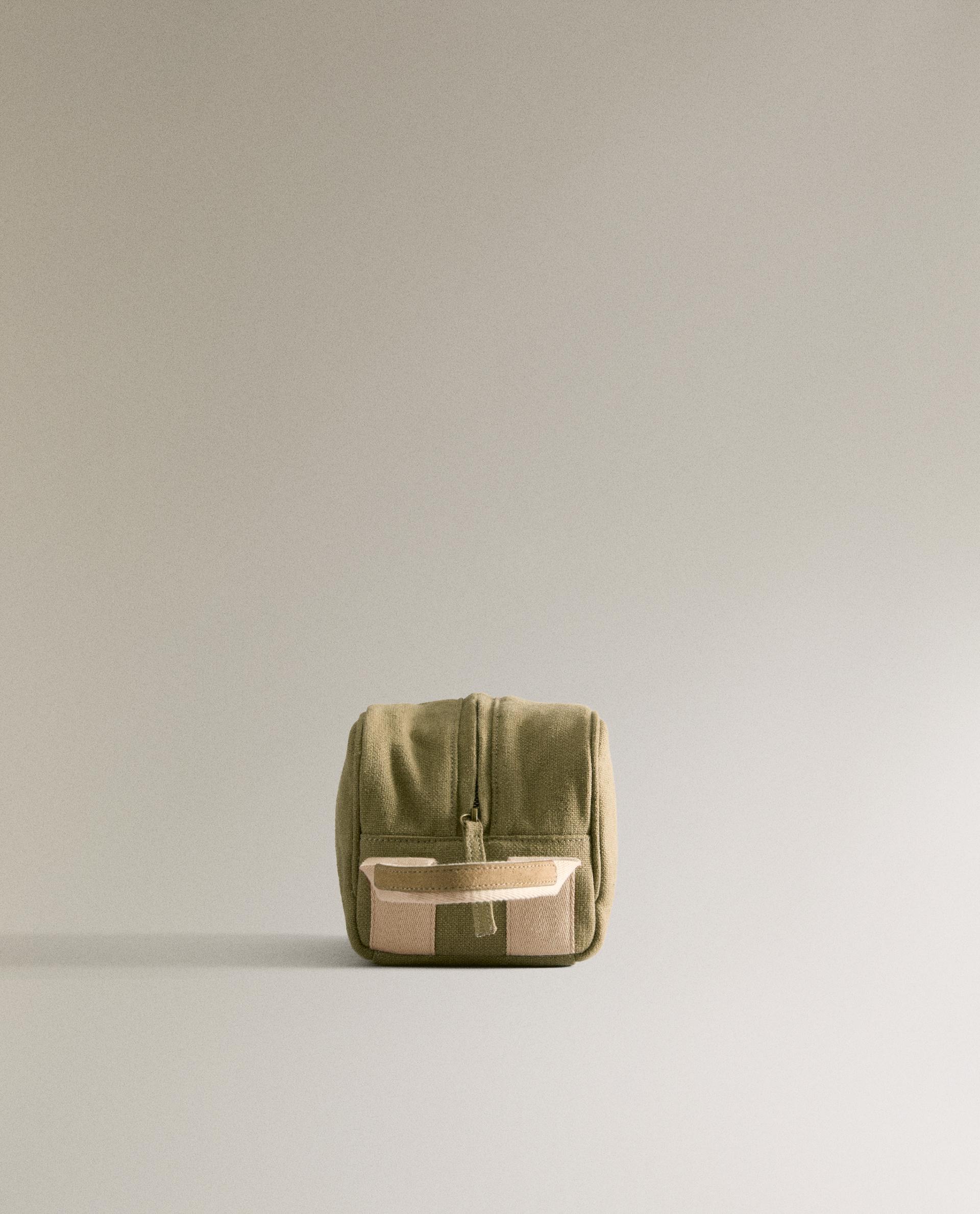 MINIMALIST TOILETRY BAG WITH LEATHER DETAIL