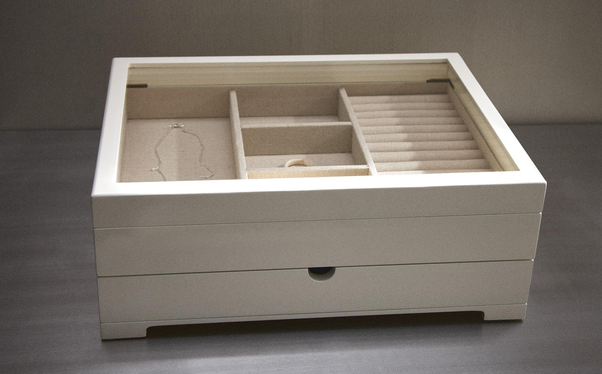 LARGE LACQUERED JEWELLERY BOX WITH LID AND DRAWER LARGE LACQUERED JEWELLERY BOX WITH LID AND DRAWER