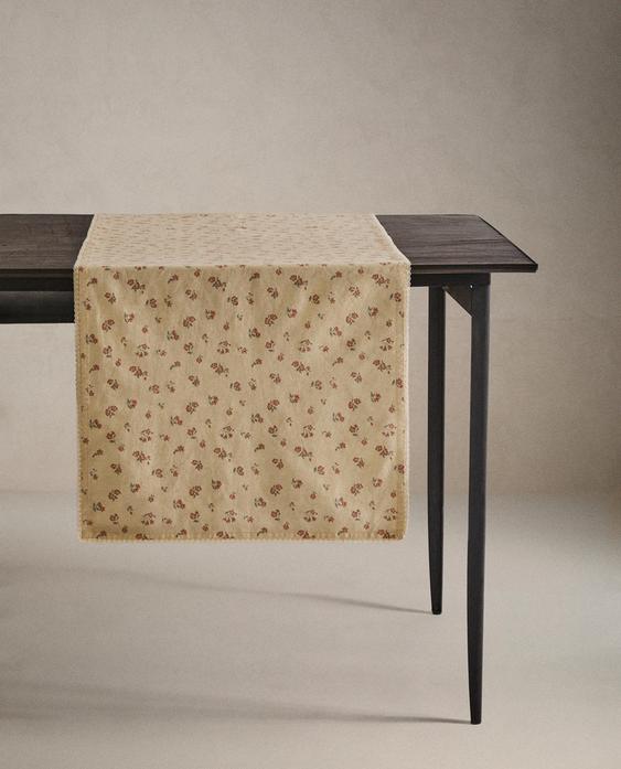 WILDFLOWER TABLE RUNNER WITH LACE TRIM WILDFLOWER TABLE RUNNER WITH LACE TRIM