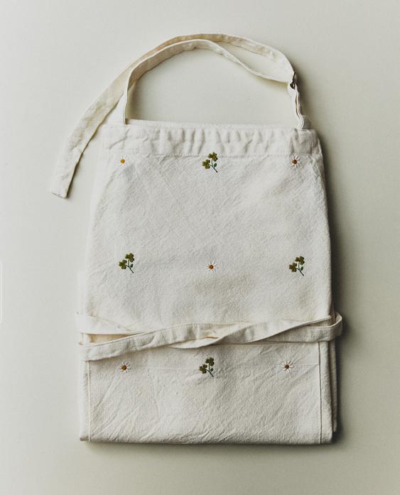 APRON WITH EMBROIDERED CLOVER
