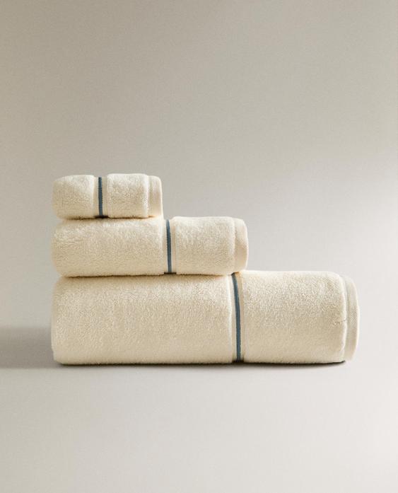 منشفة حمام بحافة مطرزة