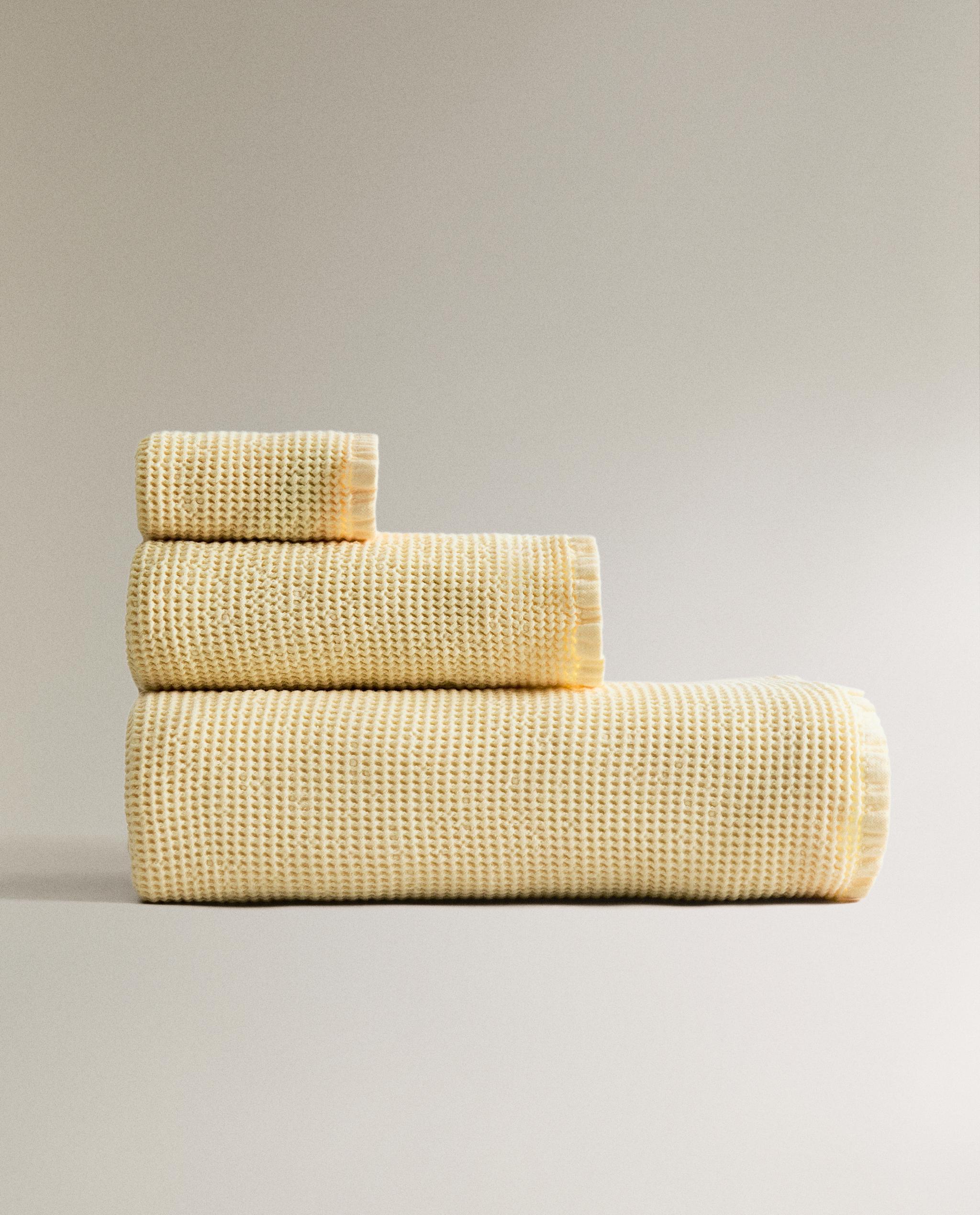 TEXTURED WAFFLE-KNIT BATH TOWEL product thumbnail 4