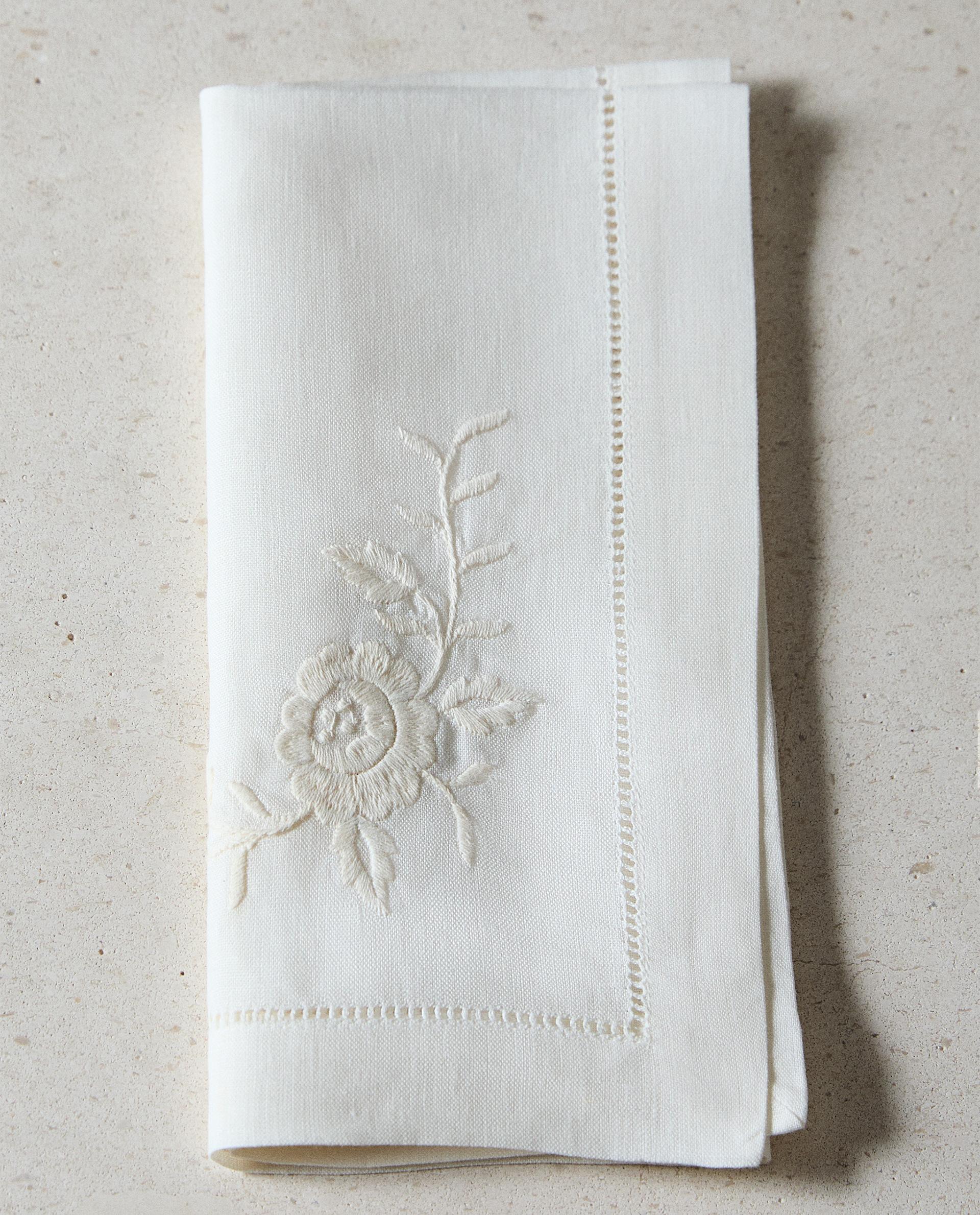 SET OF LINEN NAPKINS WITH FLORAL EMBROIDERY AND HEMSTITCHING
