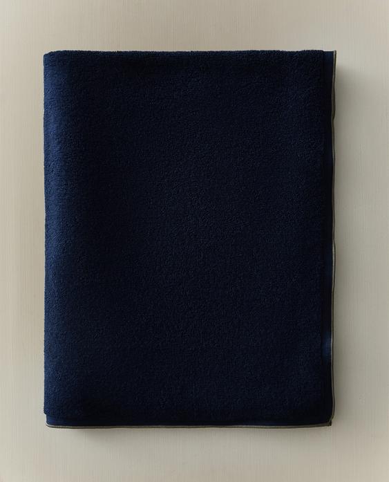 BADHANDDUK MED FÄRGADE EFTERSTYGN