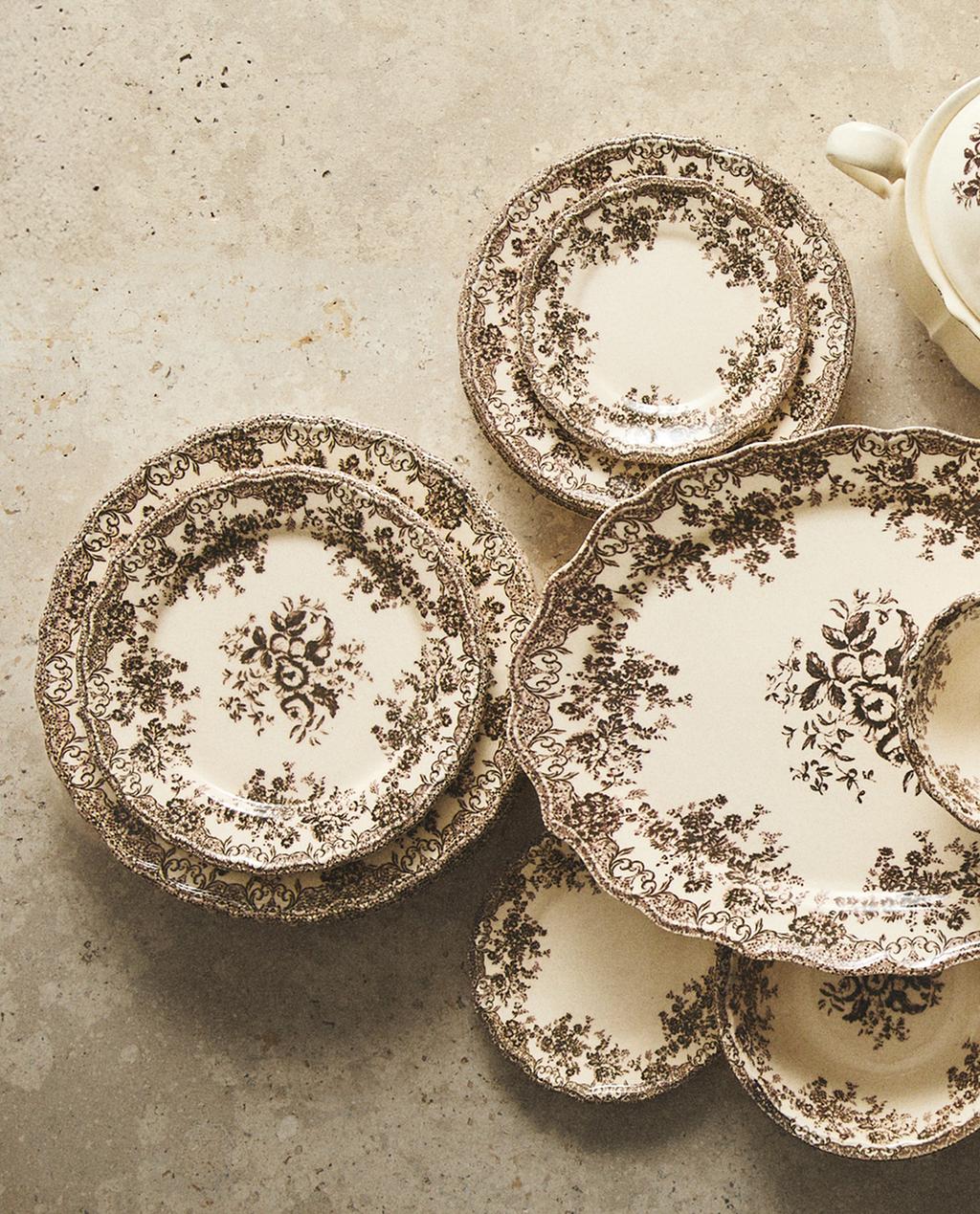 Vajilla de loza floral marrón de Zara Home