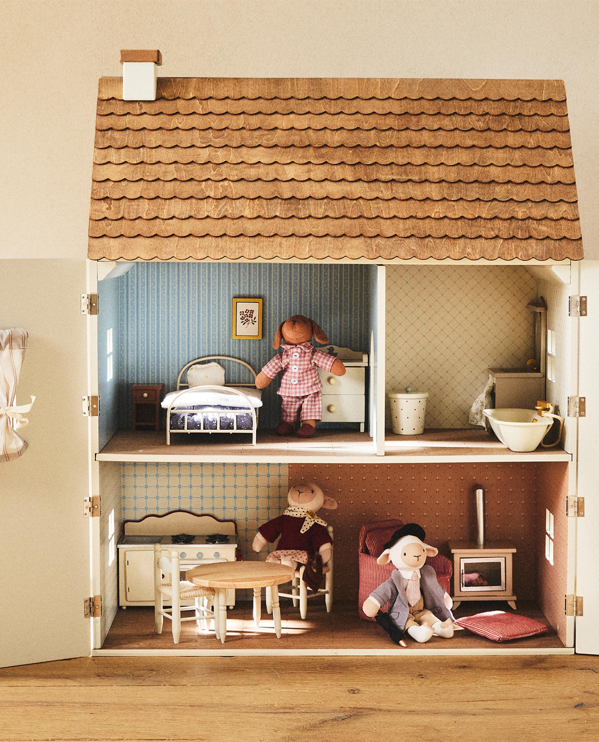 CHILDREN'S DOLL HOUSE TOY