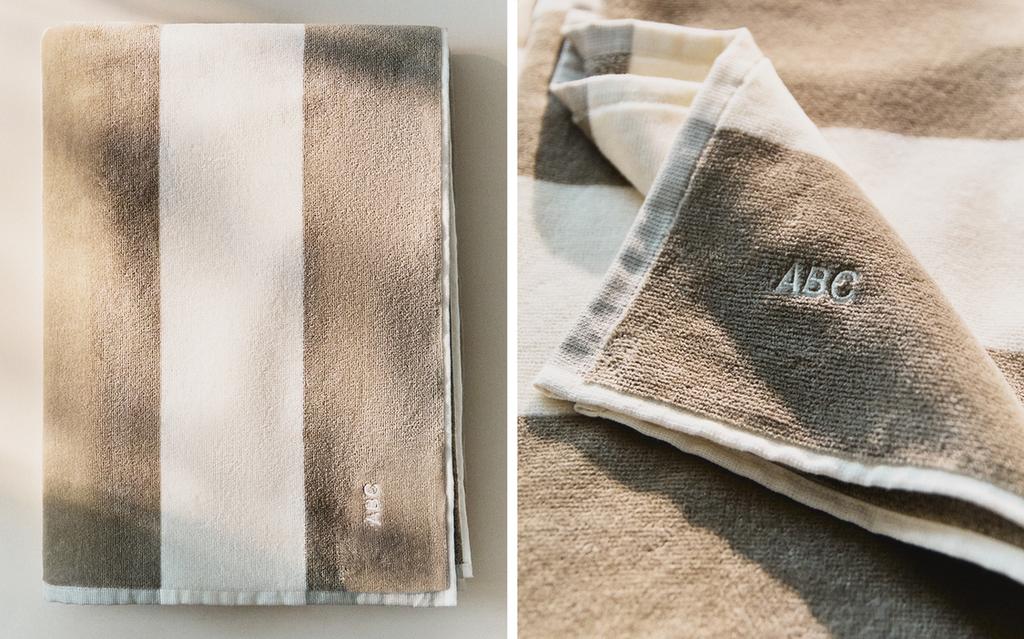 منشفة للشاطئ مخططة