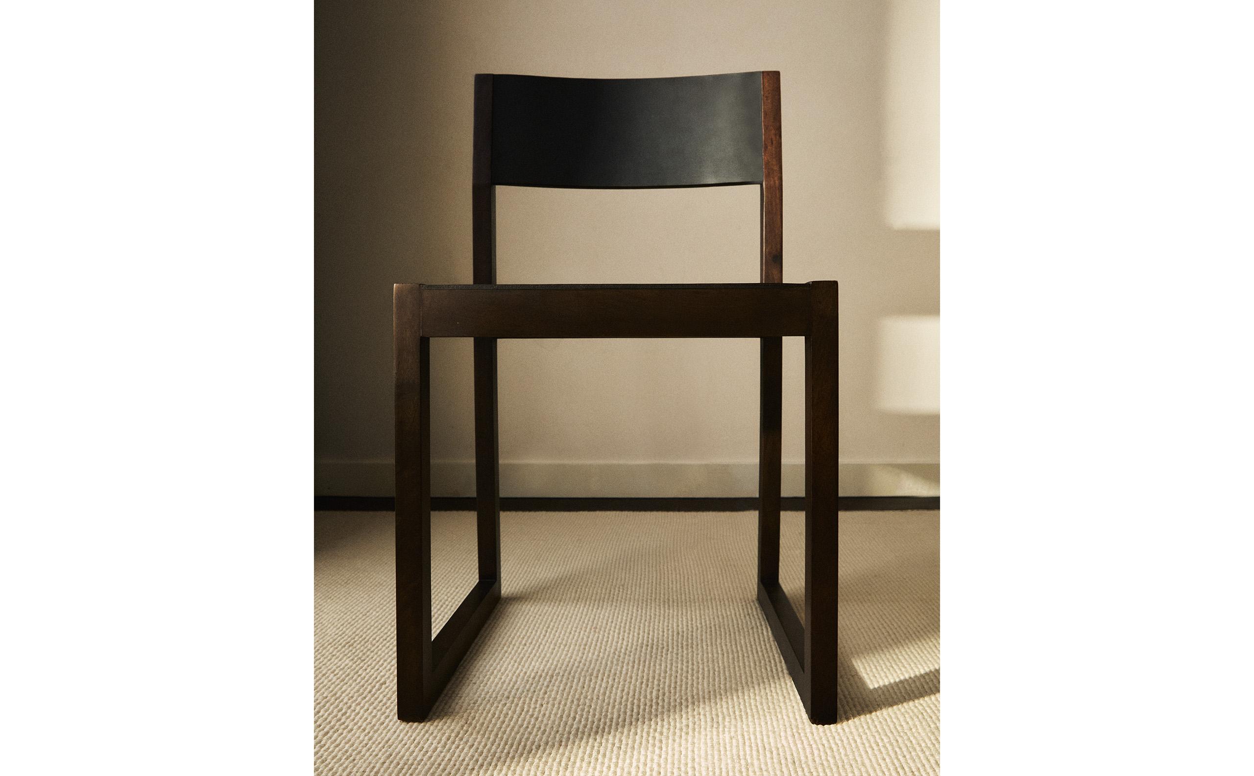 LEATHER CHAIR WITH WOODEN STRUCTURE