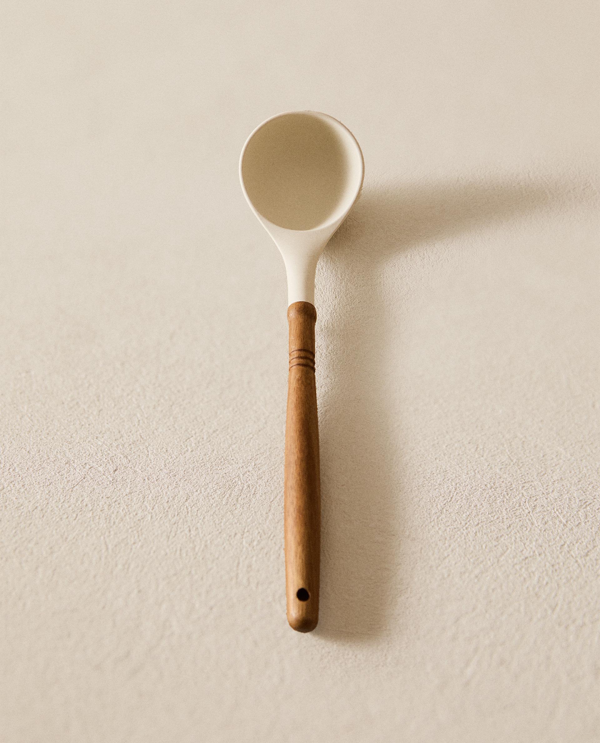 SILICONE AND WOODEN LADLE