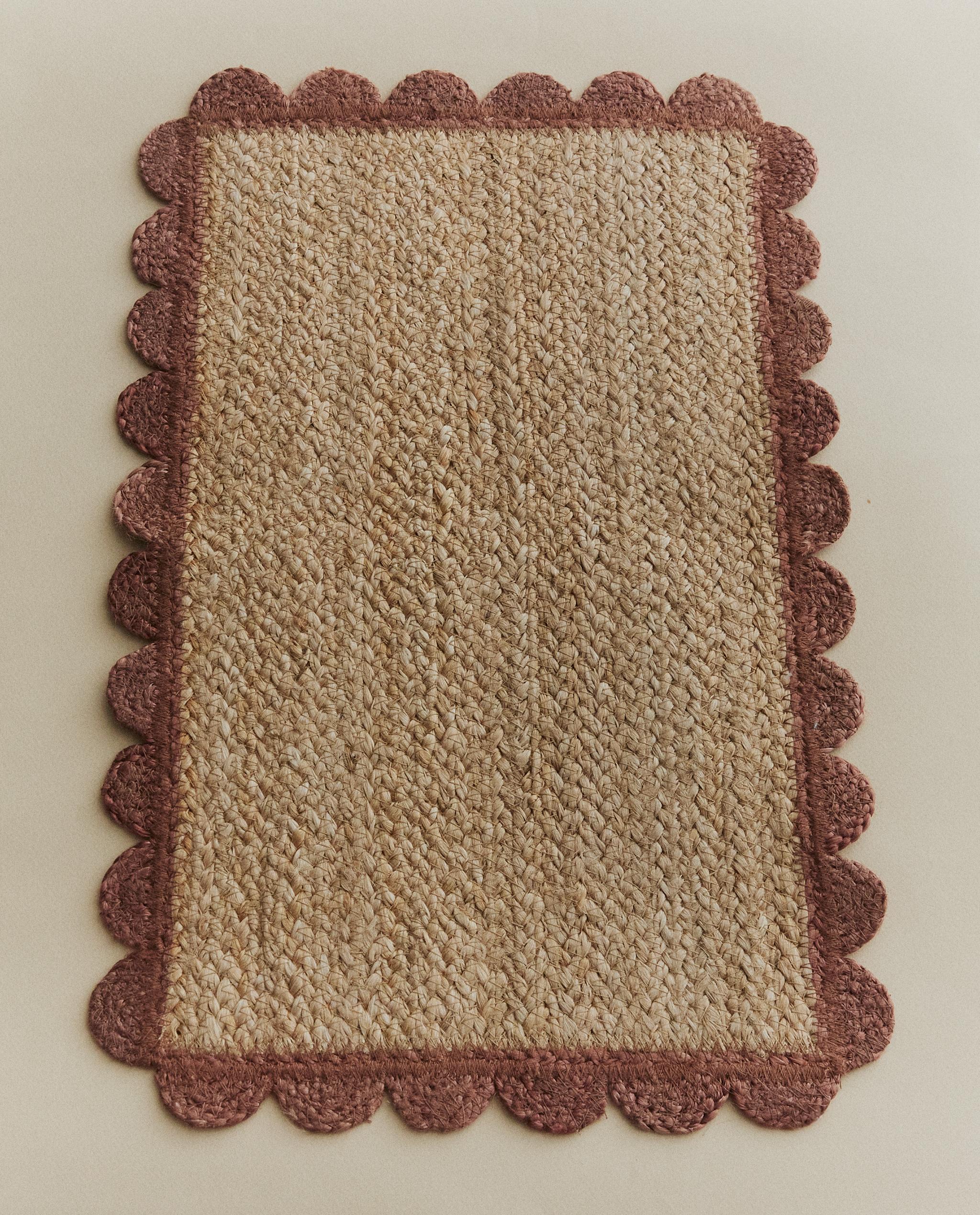 SCALLOPED JUTE PET RUG
