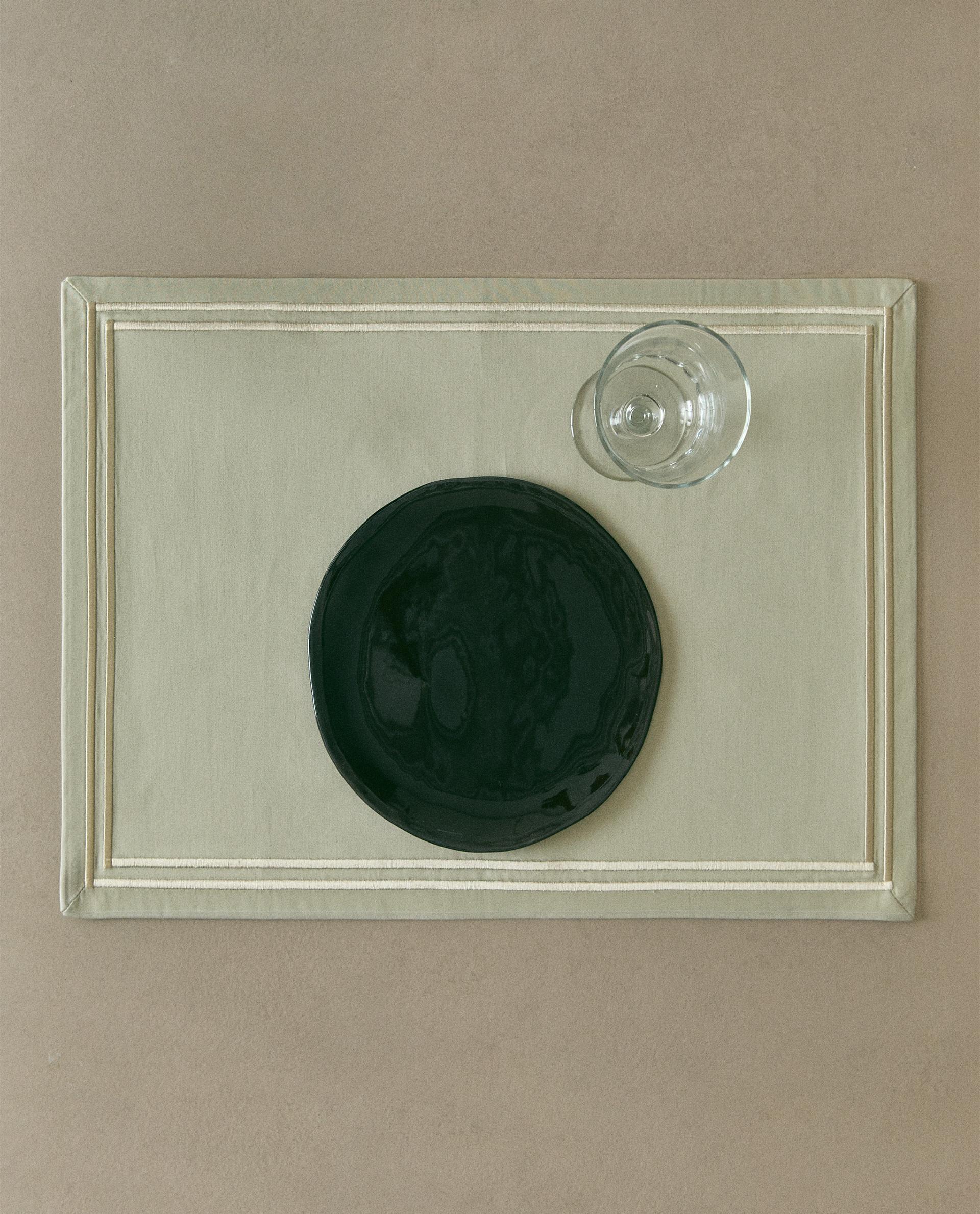 SATEEN PLACEMAT WITH TRIM SATEEN PLACEMAT WITH TRIM