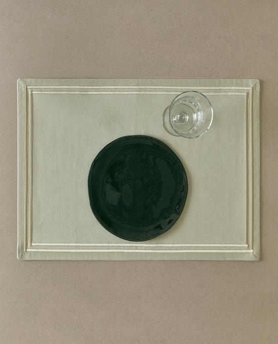 مفرش ساتان بشريط على الحافة مفرش ساتان بشريط على الحافة