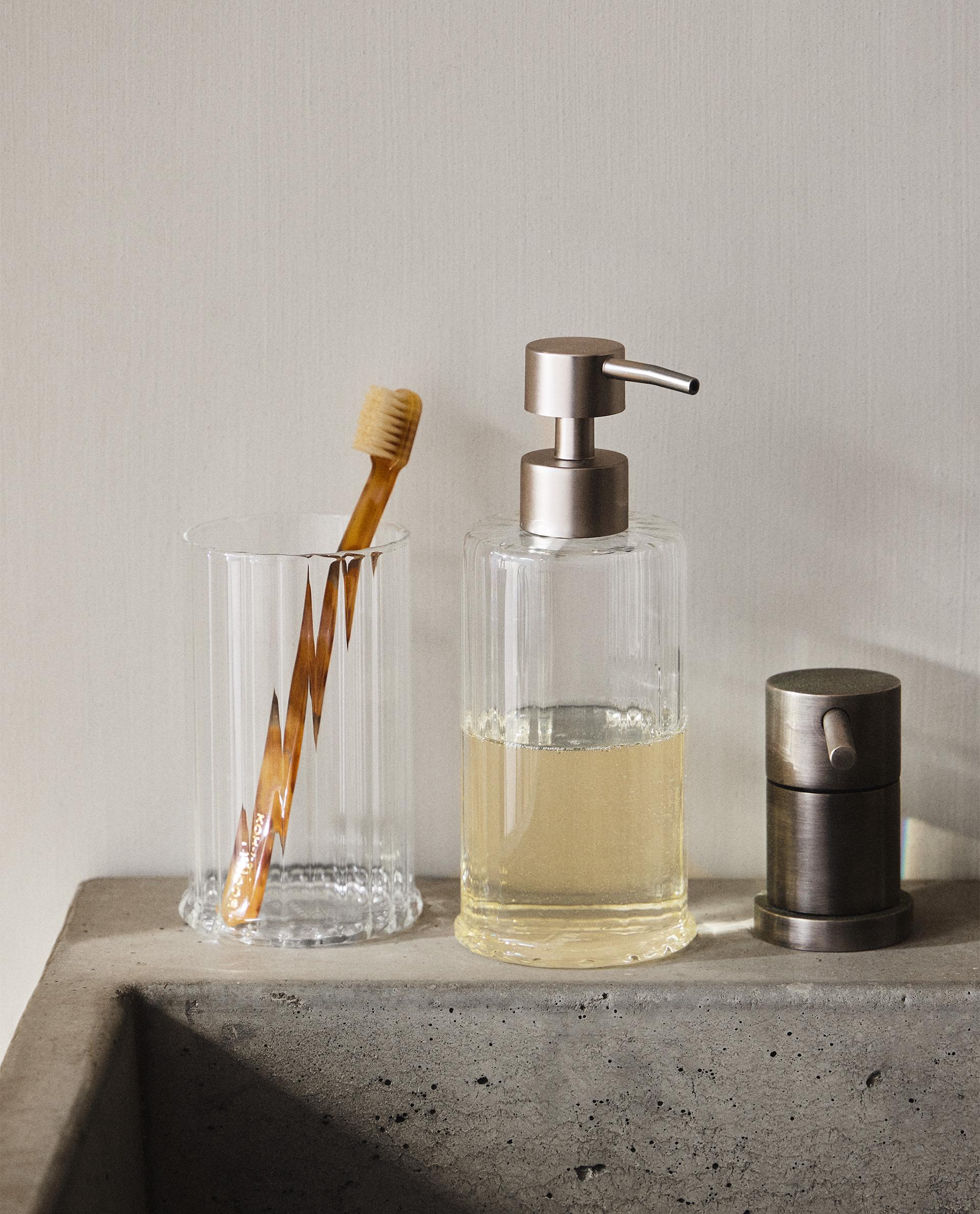 ACCESSOIRES DE BAIN EN BOROSILICATE RAYÉ ACCESSOIRES DE BAIN EN BOROSILICATE RAYÉ