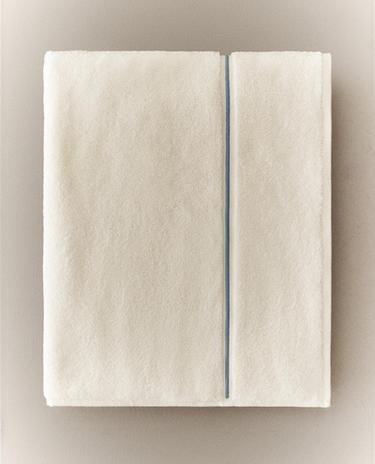 منشفة حمام بحافة مطرزة