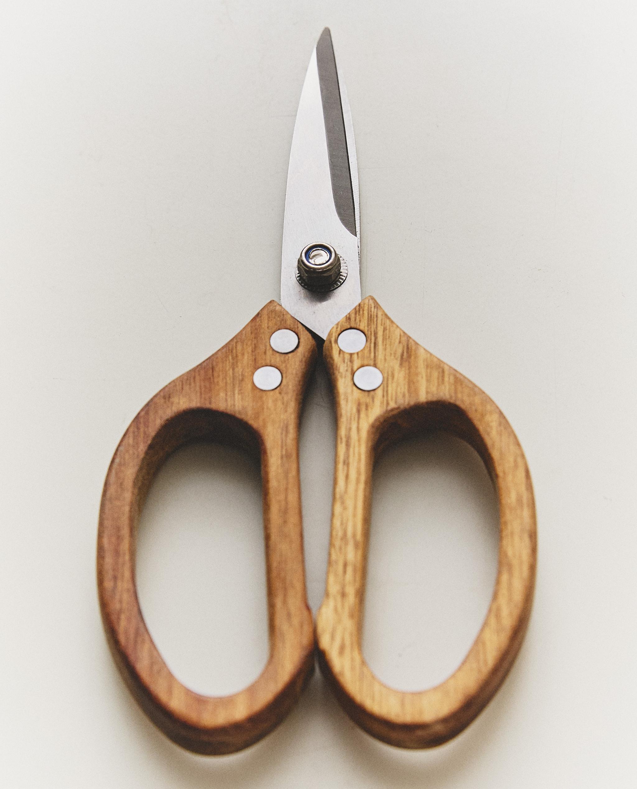 WOODEN KITCHEN SCISSORS | Zara Home Deutschland