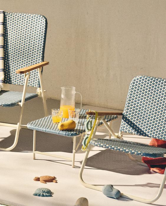 FOLDING BEACH CHAIRS AND TRAY FOLDING BEACH CHAIRS AND TRAY