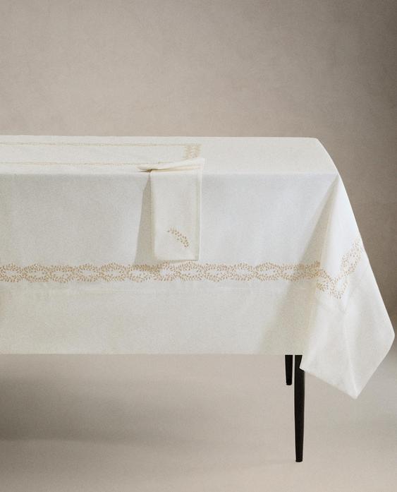 مفرش مائدة ساتان بتطريز نباتي