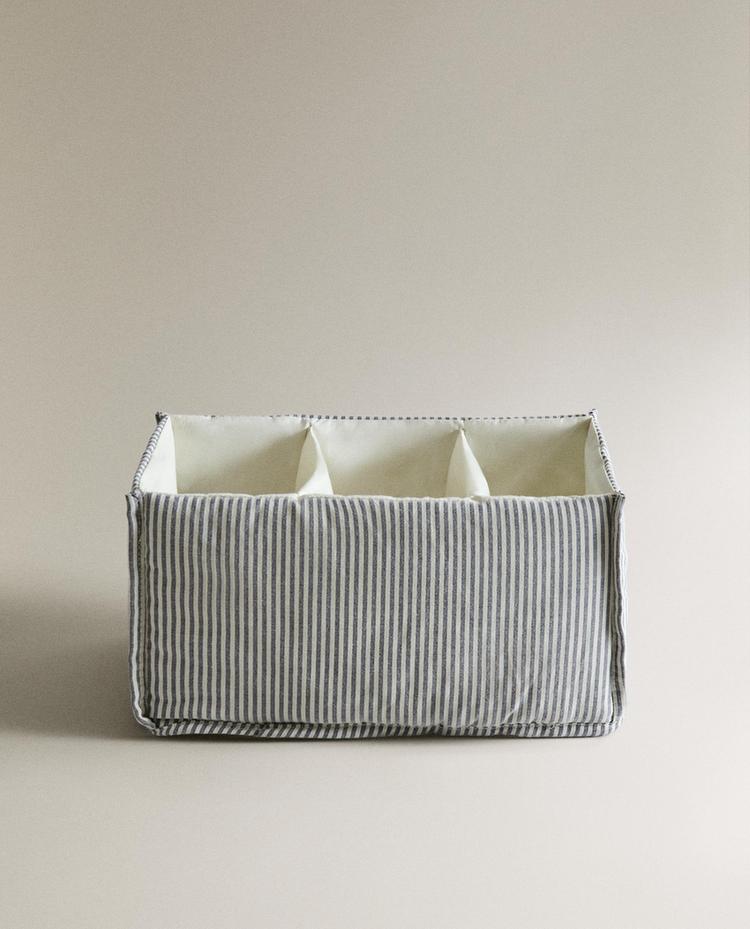 PRUHOVANÝ ORGANIZÉR NA DETSKÉ OBLEČENIE