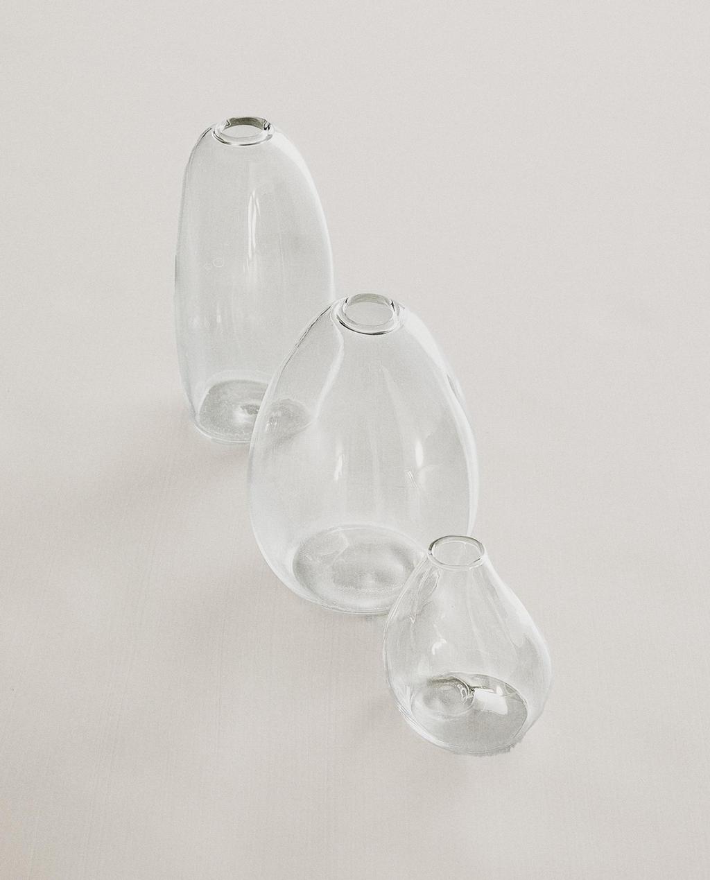 MAŽA NETAISYKLINGOS FORMOS STIKLINĖ VAZA
