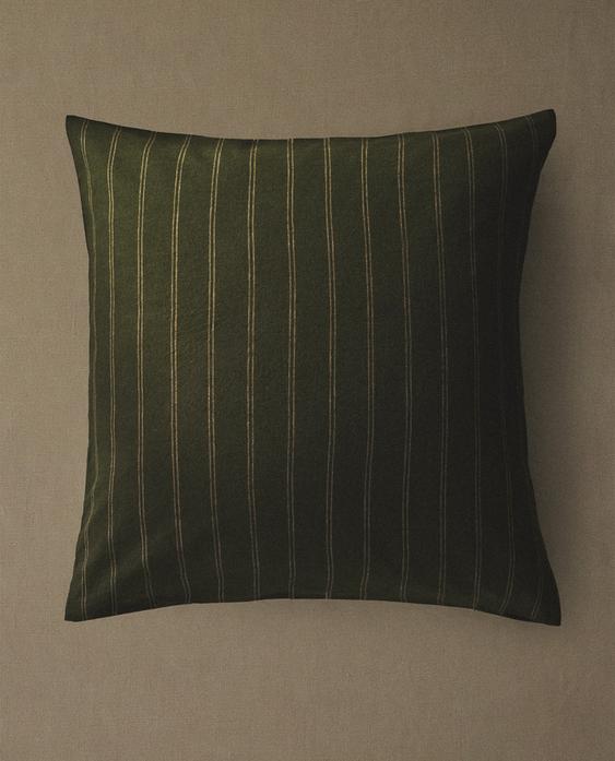 Prednji pogled na zelenu jastučnicu s tankim okomitim prugama.