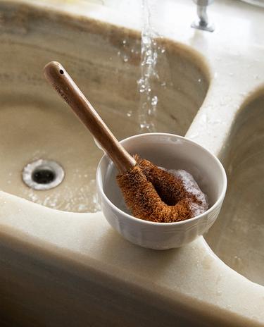 COCONUT FIBER BRUSH WITH WOODEN HANDLE