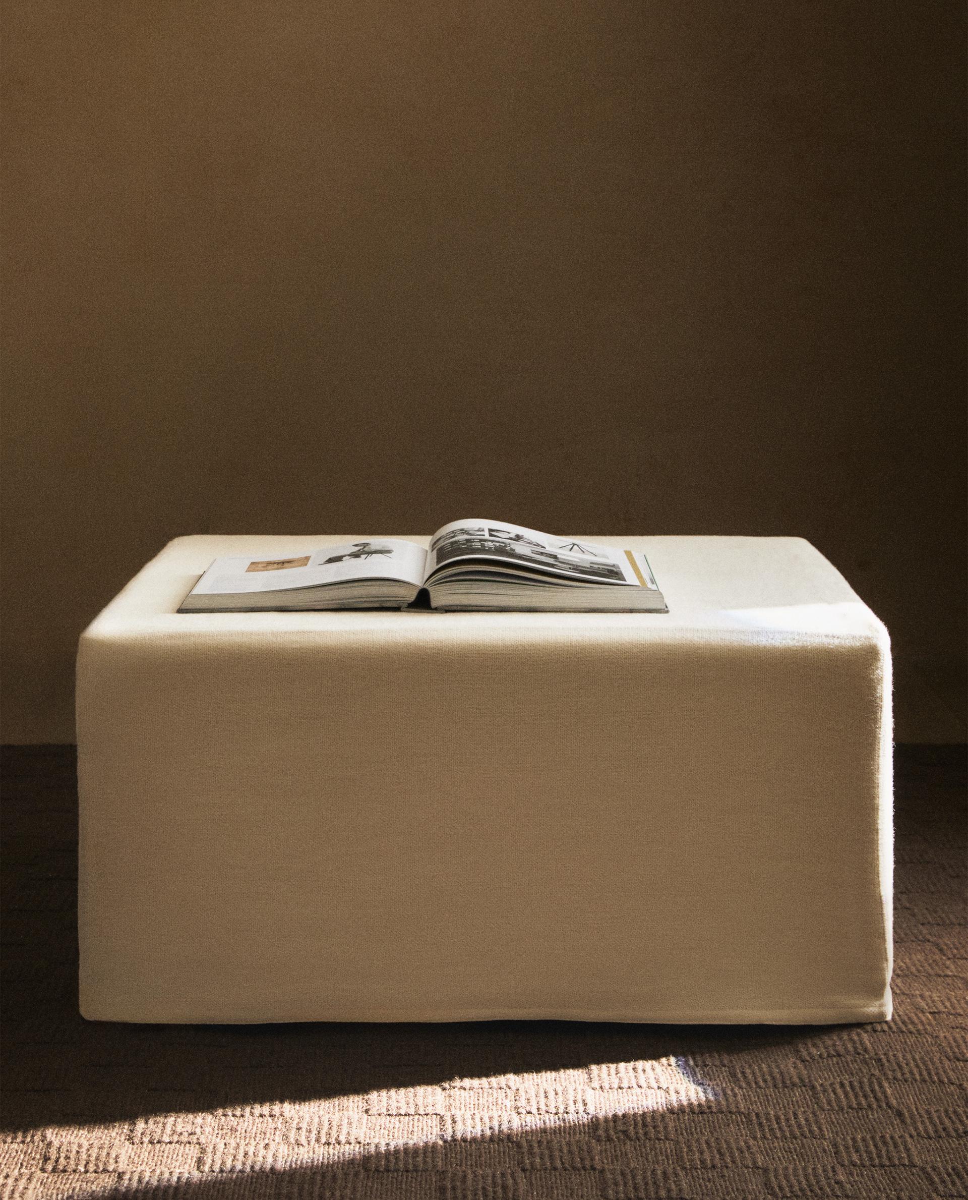 TABLE WITH SQUARE STRUCTURE AND LINEN COVER