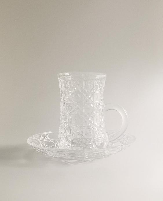 فنجان وطبق زجاج بتصميم بارز