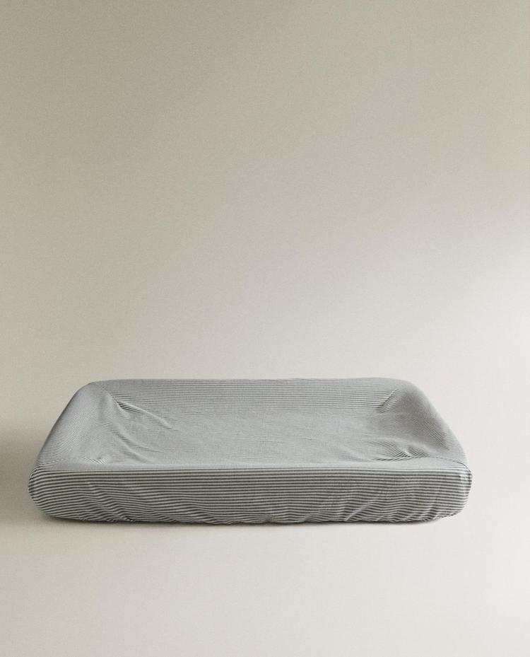 HOES BABY VERSCHOONKUSSEN MET STREPEN HOES BABY VERSCHOONKUSSEN MET STREPEN