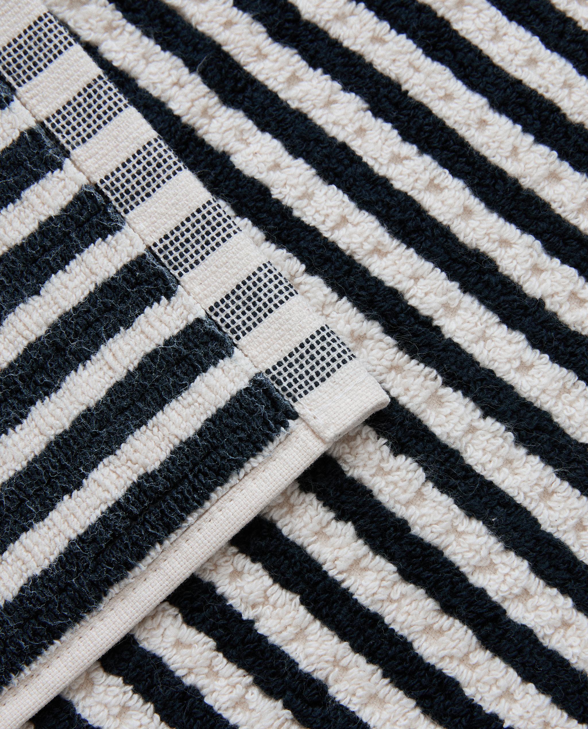 TWO-TONE STRIPED BATH MAT product thumbnail 6