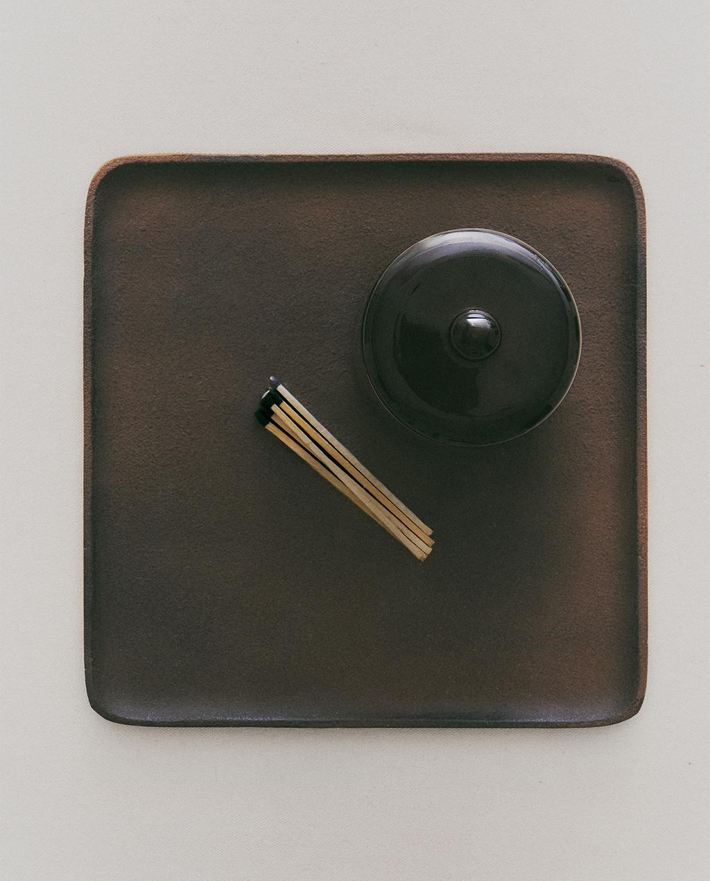 صينية سوداء معدن