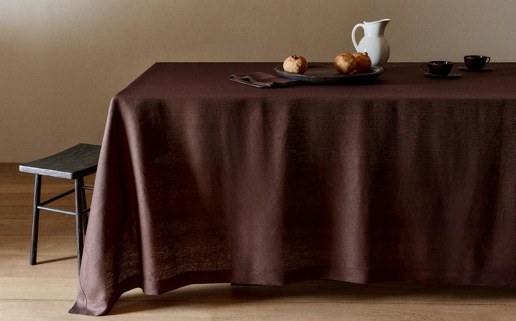 PLAIN-COLOURED LINEN TABLECLOTH