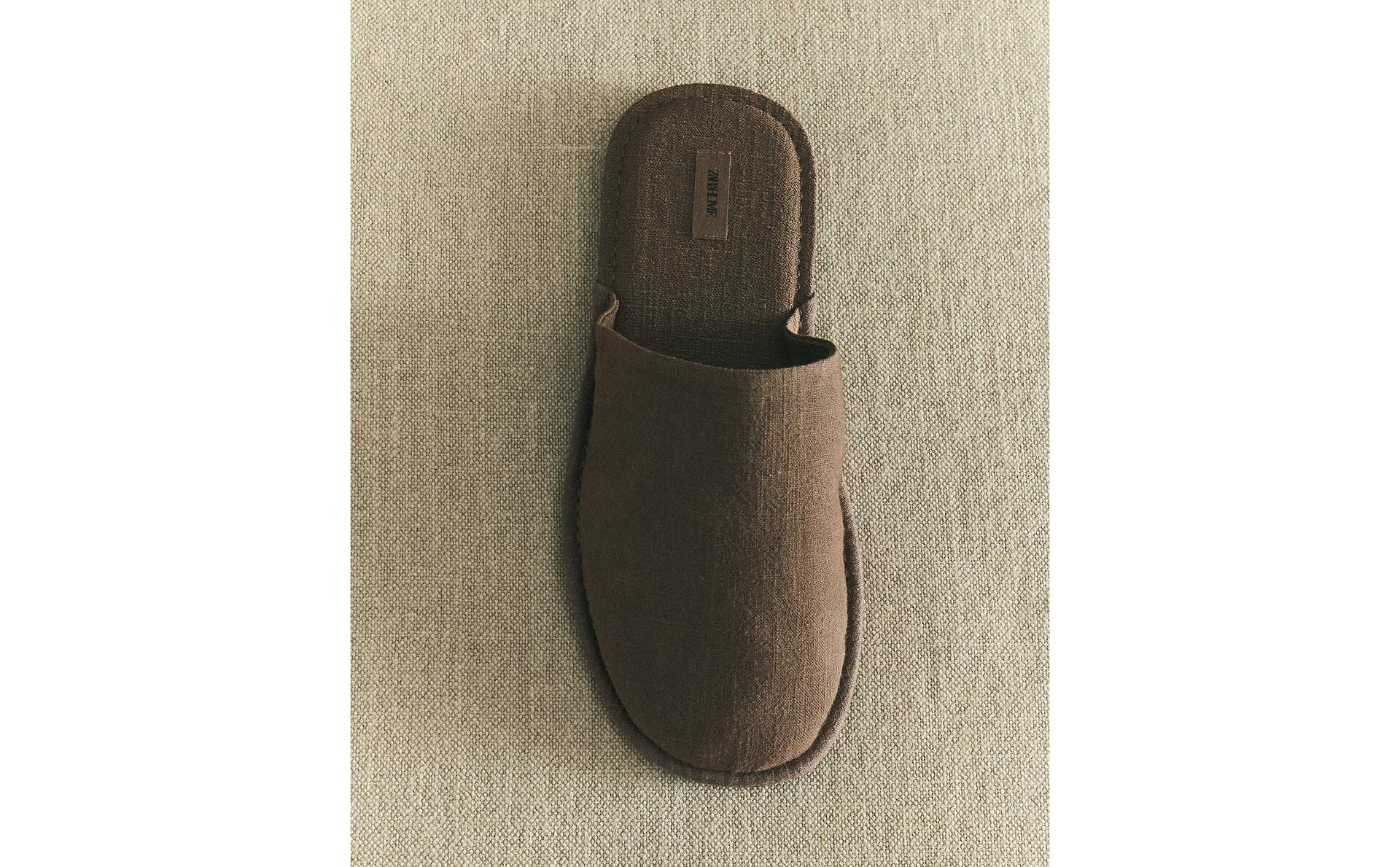 CHAUSSONS OUVERTS À L’ARRIÈRE RAMIE CHAUSSONS OUVERTS À L’ARRIÈRE RAMIE