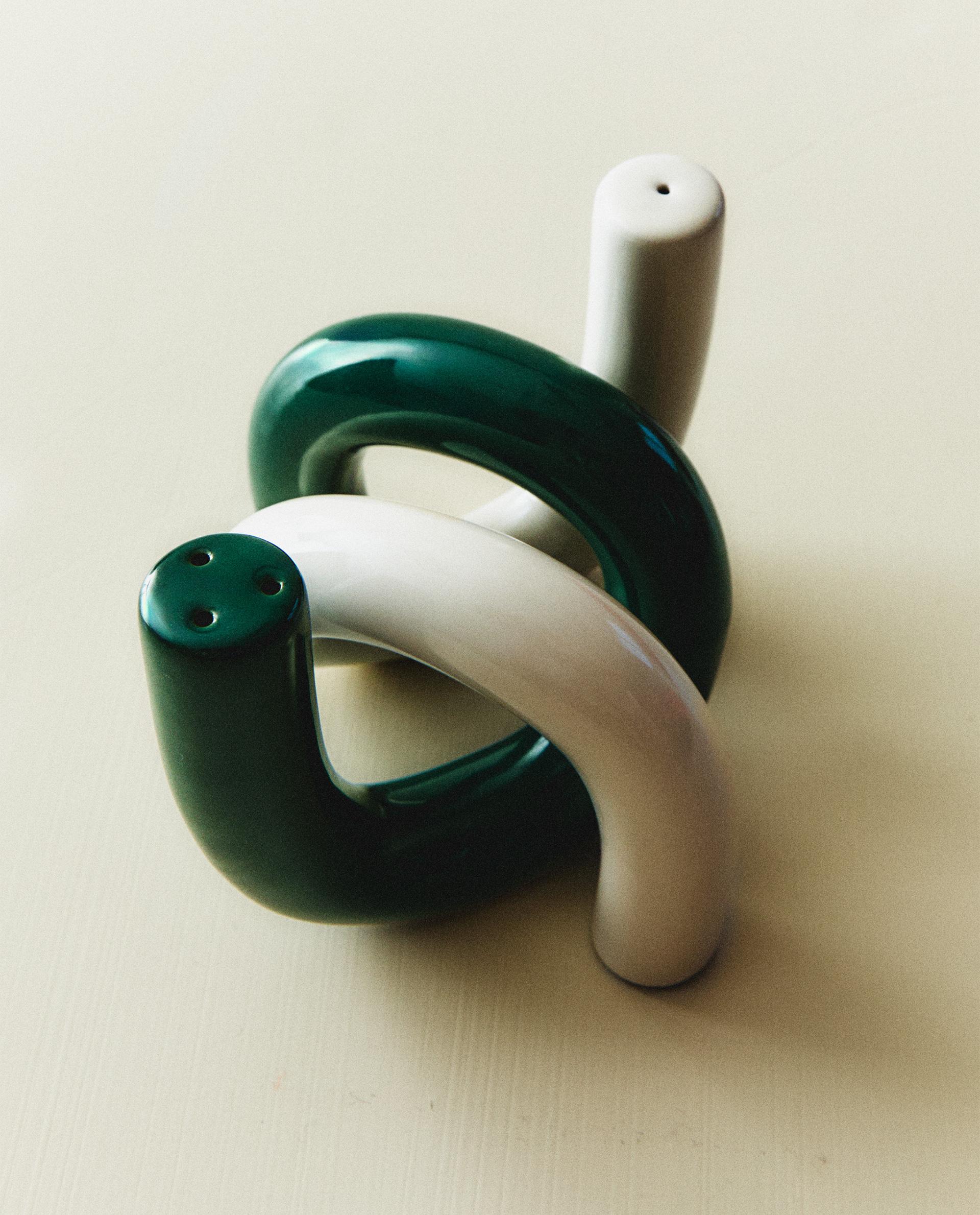 STONEWARE SALT AND PEPPER SHAKER SET WITH FIGURE DESIGN (SET OF 2) X COLLAGERIE