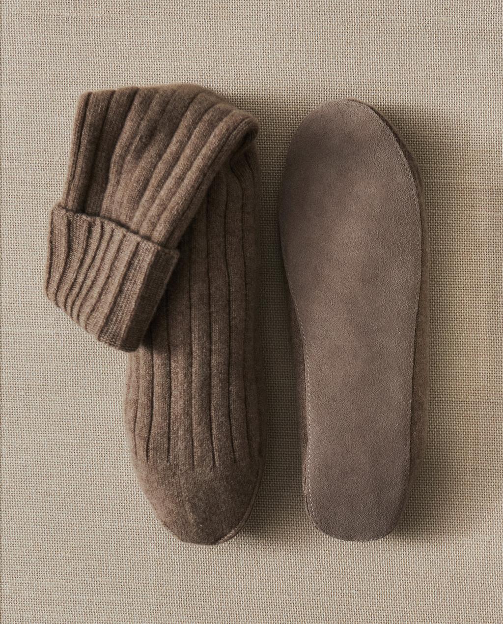 CASHMERE SOCKS WITH LEATHER SOLE