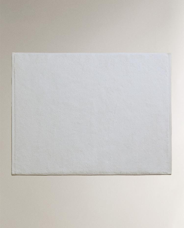 EXTRAWEICHER UND RUTSCHFESTER BADVORLEGER