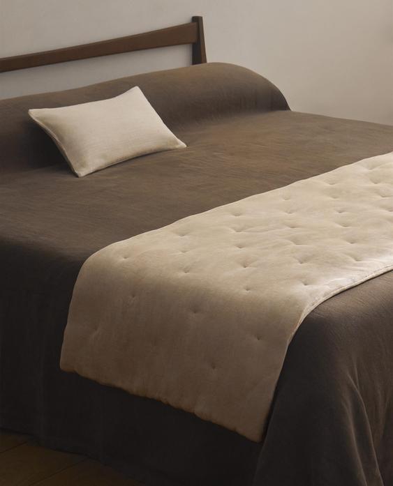 PLEATED FOOT OF THE BED QUILTED BEDSPREAD PLEATED FOOT OF THE BED QUILTED BEDSPREAD