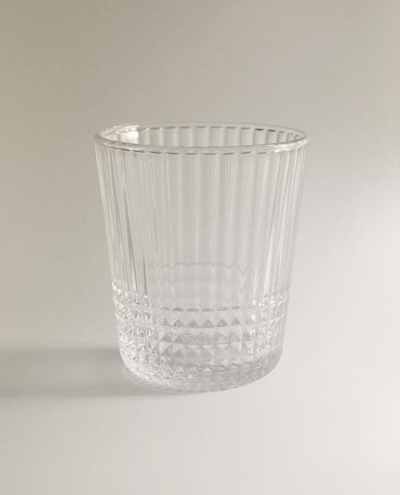 كأس من الزجاج بزينة هندسية بارزة