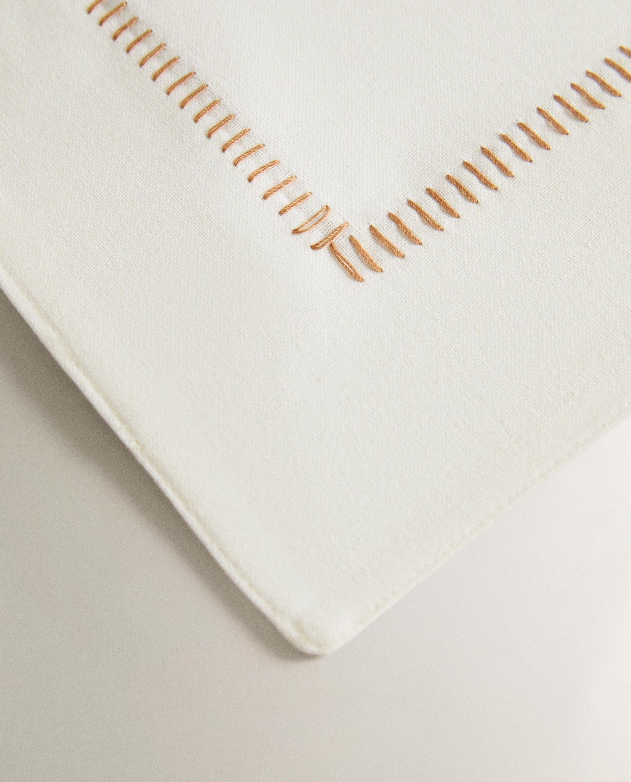 PLACEMAT WITH CONTRAST TOPSTITCHING product thumbnail 3