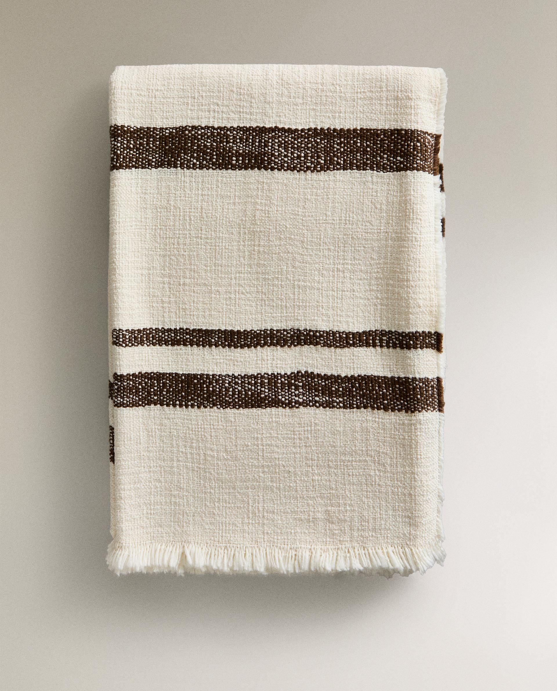 STRIPED THROW