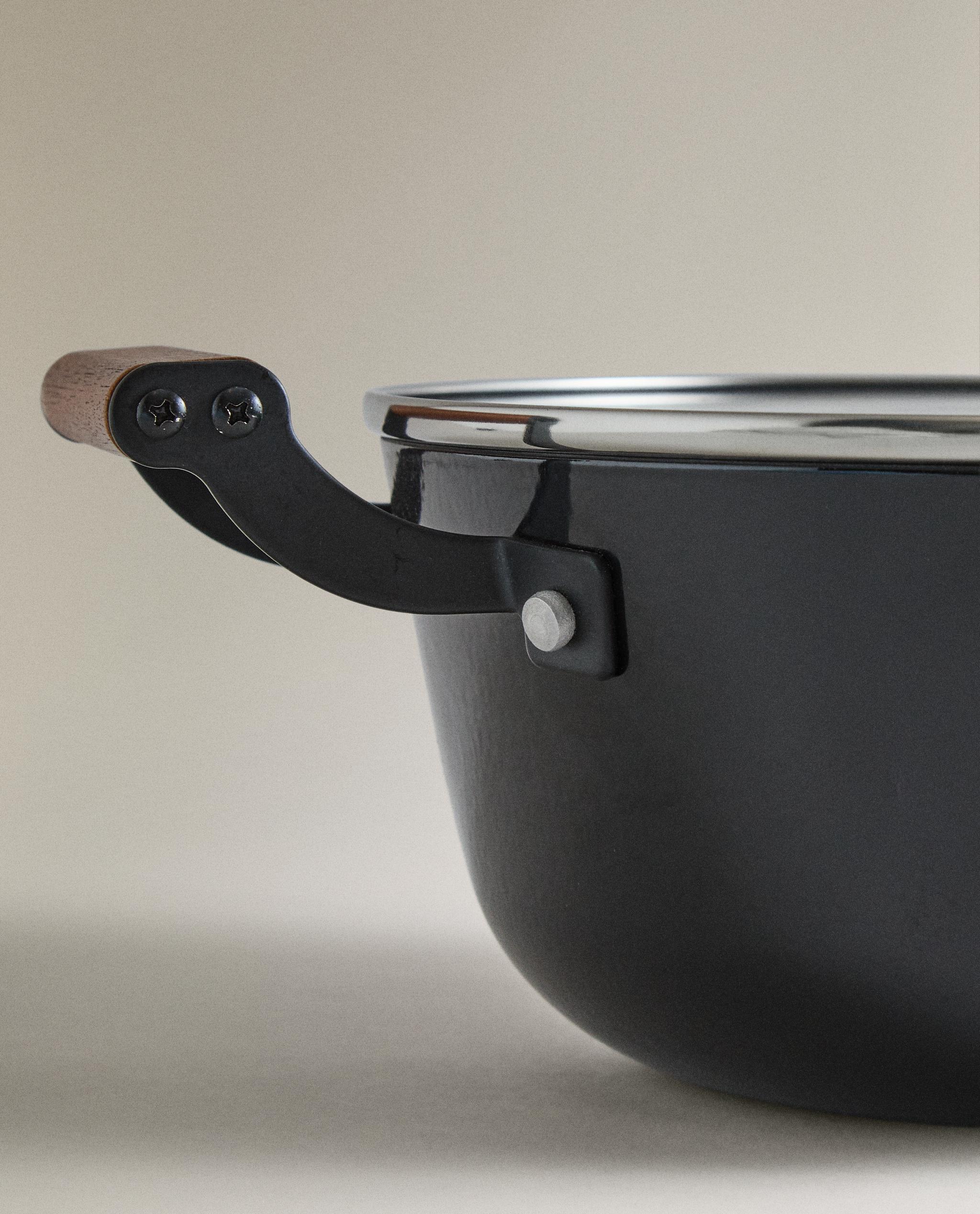 IRON POT WITH LID product thumbnail 11