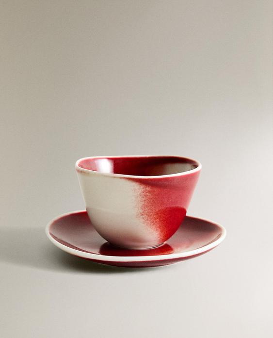 簡約陶瓷茶杯和茶碟